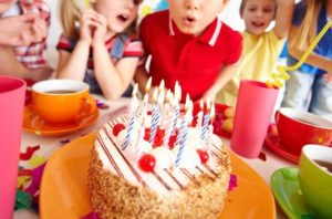 i-bambini-che-soffia-candele-sulla-festa-di-compleanno_1098-1342